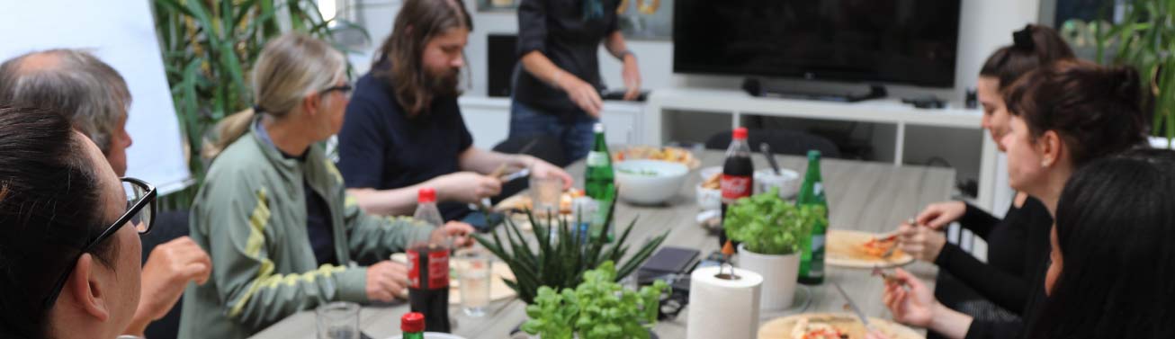 einblicke in unsere arbeit gemeinsames pizzaessen