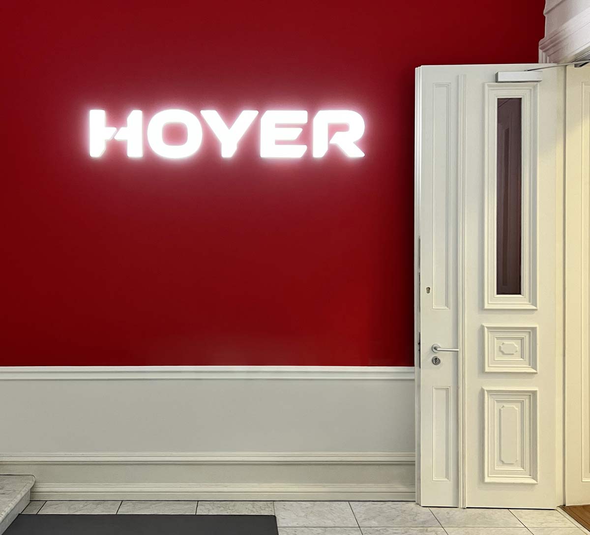 flur mit hoyer logo an der wand